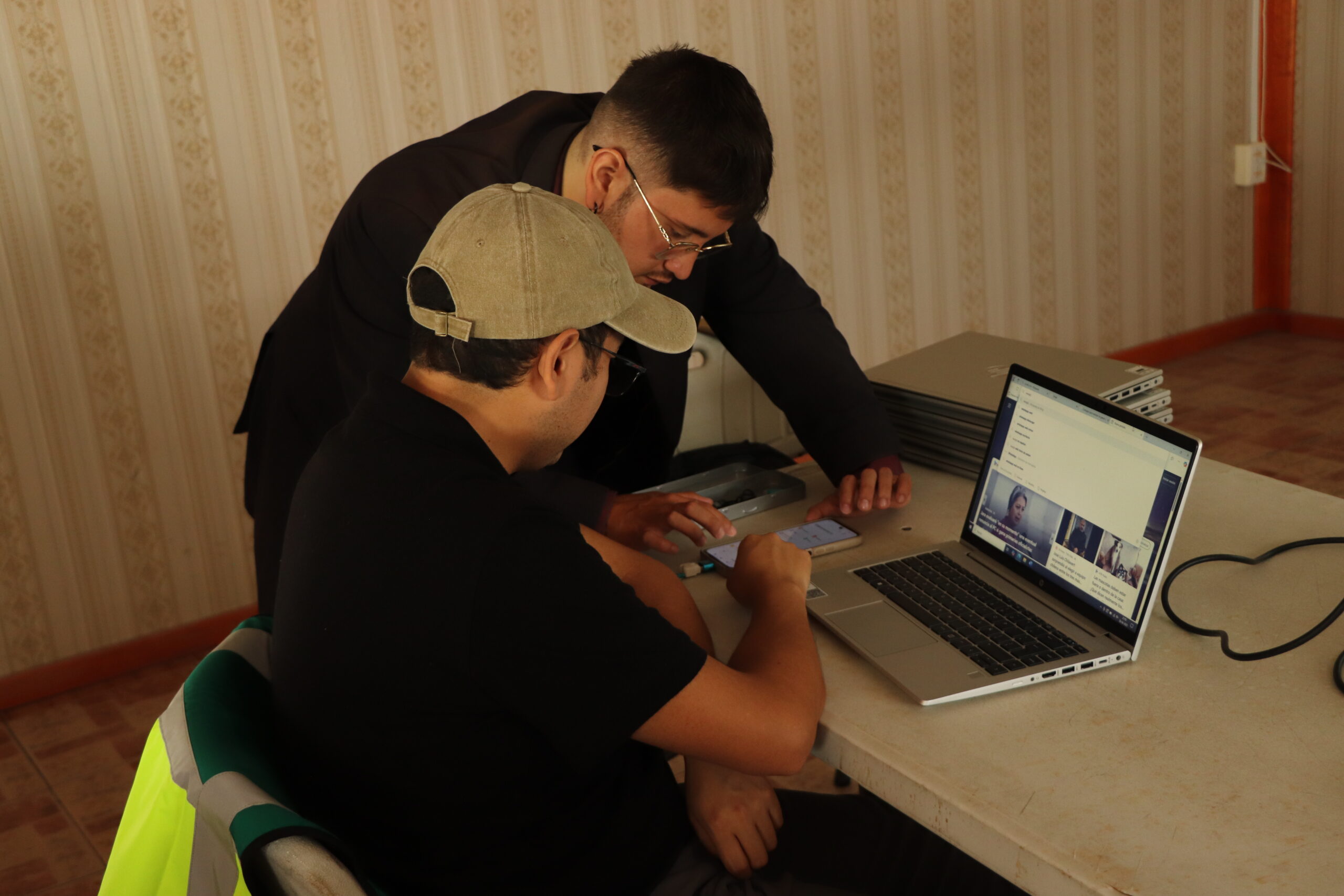 Josué Tapia, estudiante de 5to semestre TNS Administración de Empresas capacitando a trabajador.